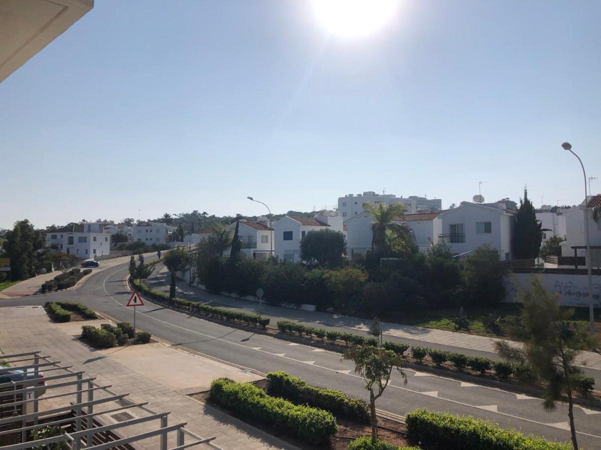 Sunny Holiday By Konnos Paralimni Ngoại thất bức ảnh