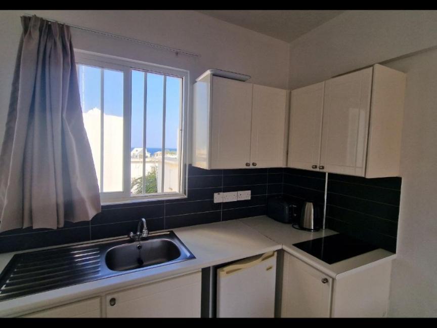 Sunny Holiday By Konnos Paralimni Phòng bức ảnh