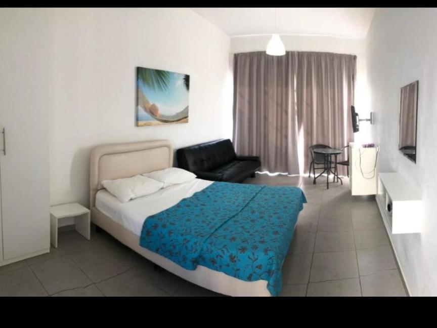 Sunny Holiday By Konnos Paralimni Phòng bức ảnh