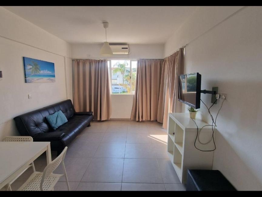 Sunny Holiday By Konnos Paralimni Phòng bức ảnh